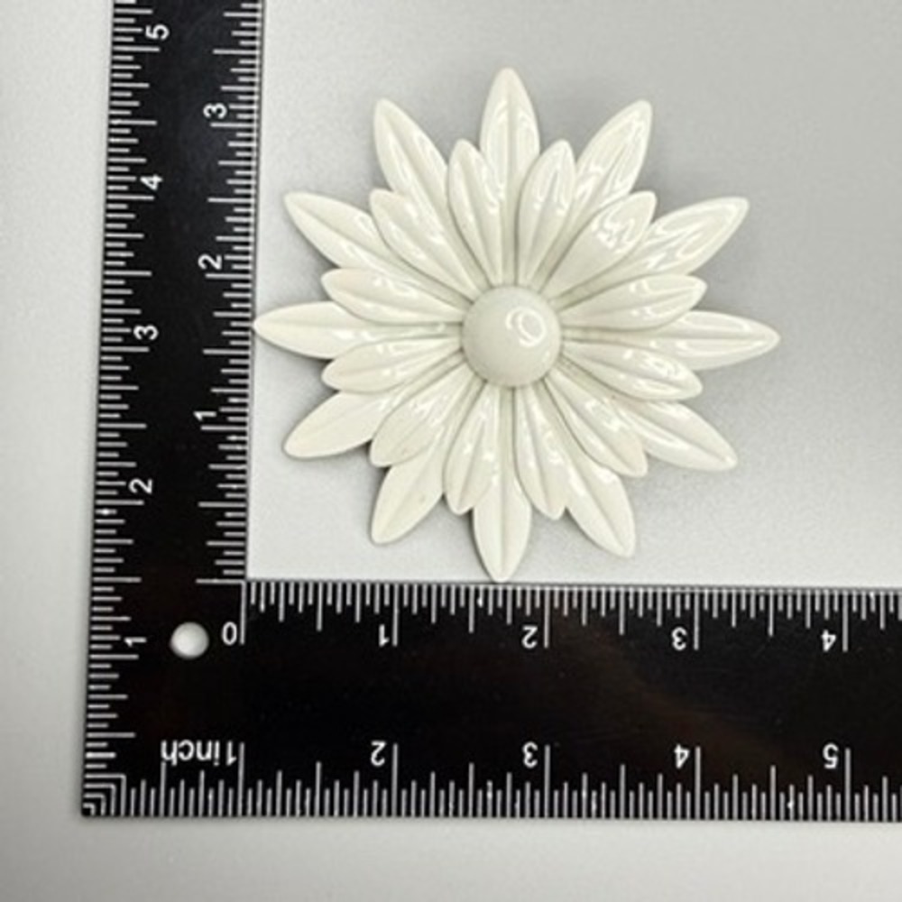 Vintage White Enamel Flower Brooch c. 1960s 3.5" Large Mod Pop Art - Picture 6 of 8